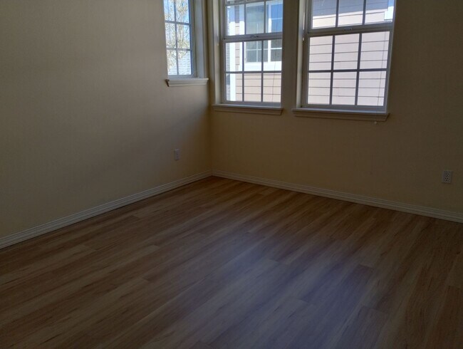 Building Photo - Bethany 4 Bed One Bed & Full Bath on Main Fenced Yard w/EV Charger Close to Schools & Shopping