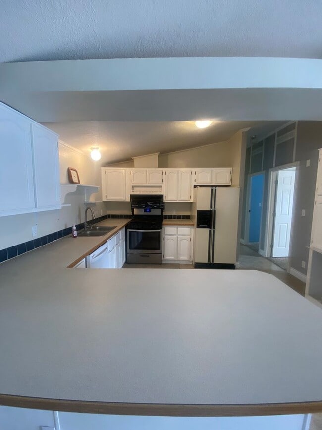 Building Photo - 4 Bedroom Single Family Home!