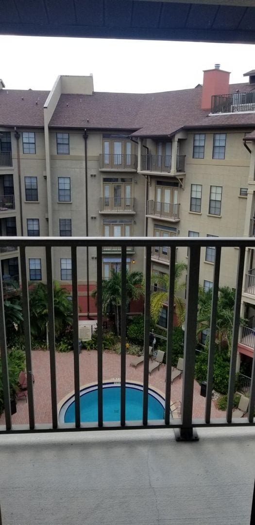 Building Photo - 1x1 top floor unit with balcony, beautiful...