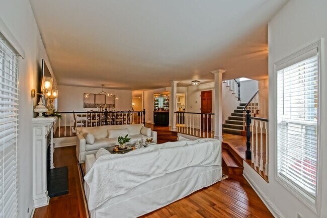 Building Photo - CHARMING & SPACIOUS, 5BR3.5BA HOME W/ PRIVATE YARD, BALCONY & SPRAWLING LIVING SPACE NEXT TO SAND...