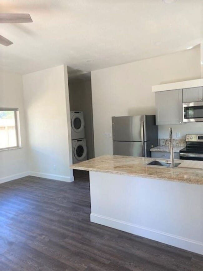 Building Photo - Charming Cottage Style Home!