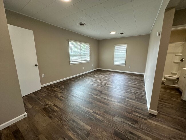 Building Photo - 2 Bedroom, 1 Bathroom Upper Level Apartment!