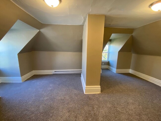 Building Photo - Gorgeous 1 and 2 bedroom apartments for re...