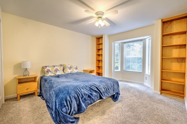 Building Photo - Large mountain home with 2 car garage and fenced in back yard.