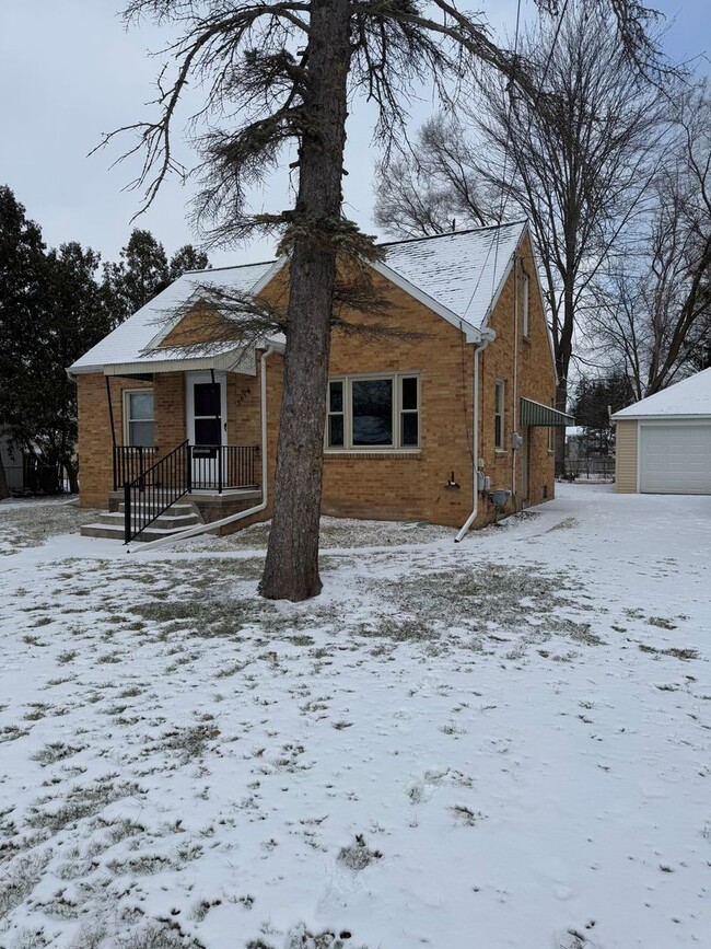 Building Photo - 3 Bedroom Home w/ 2 Car Garage