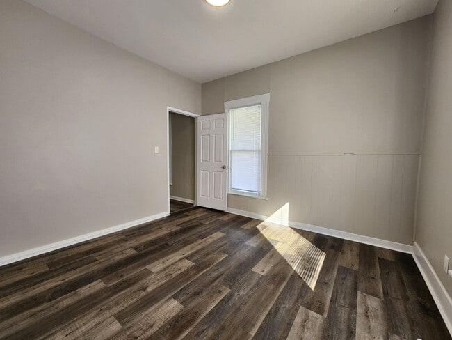 Building Photo - Spacious 3-Bedroom, 1-Bathroom Home AVAILA...