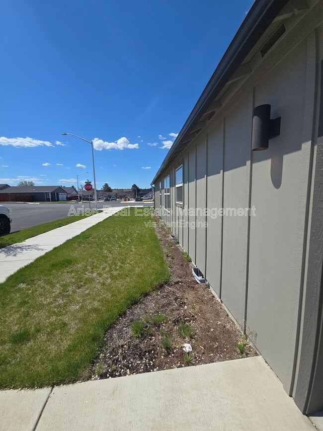 Building Photo - 652 NE McCampbell St