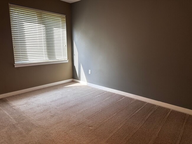 Building Photo - Spacious 2 bed 1 bathroom Condominium