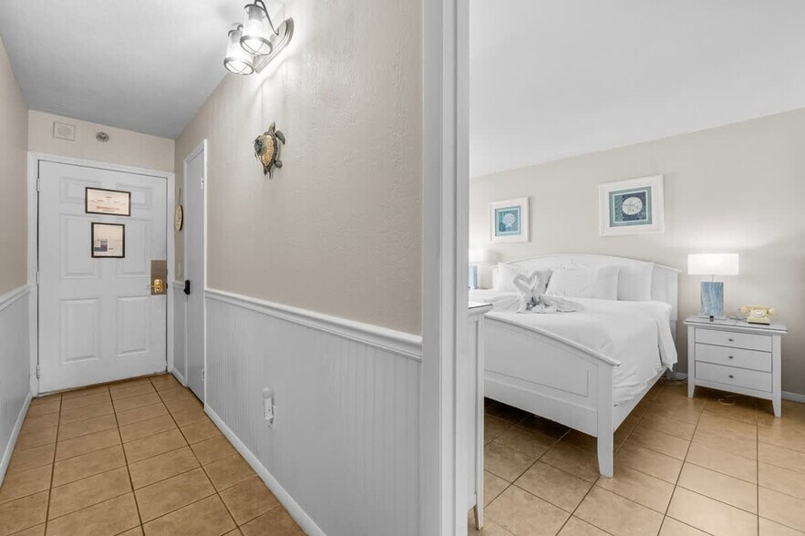 Building Photo - 8743 Thomas Dr