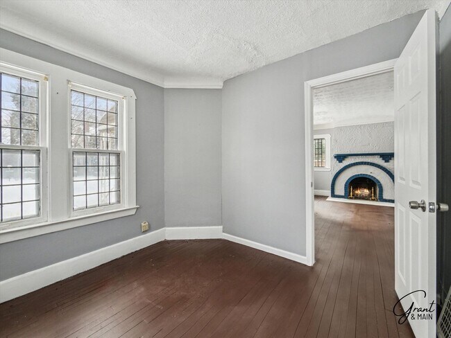 Building Photo - $1200 Bungalow