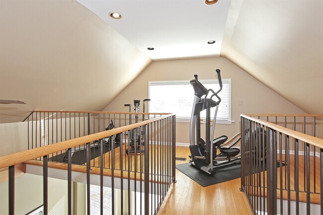 Building Photo - 1918 W Melrose St