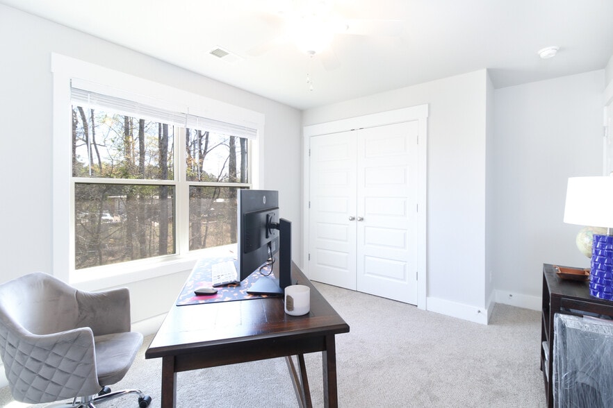 Building Photo - 421 Park W Blvd