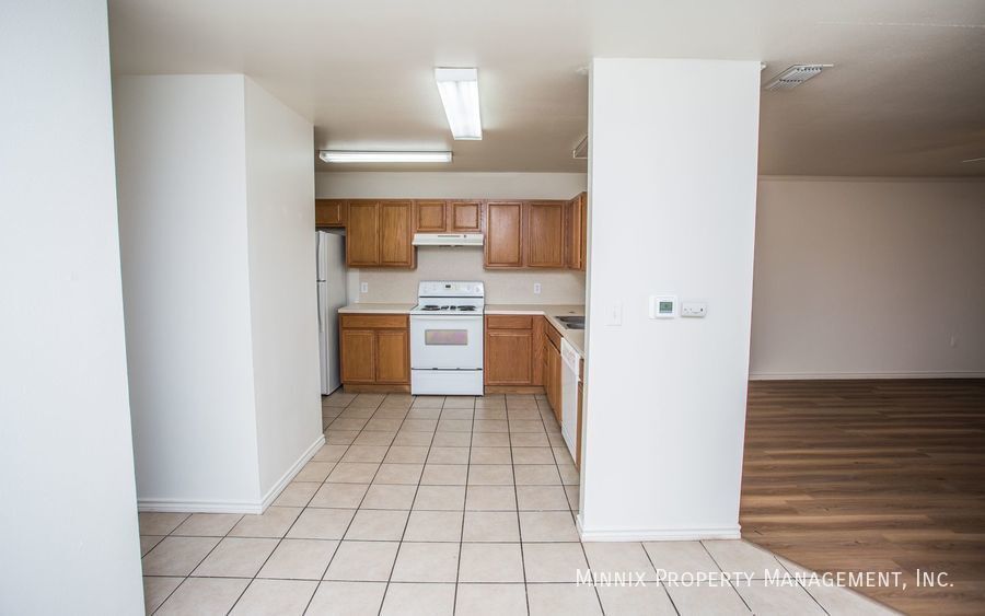 Building Photo - 908 N Belmont Ave