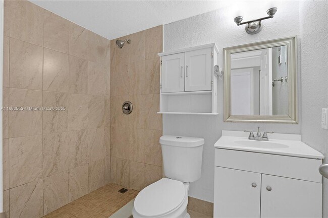 Building Photo - 8889 Fontainebleau Blvd