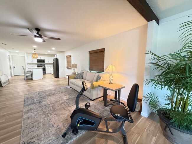 Building Photo - IMG Golf Course 2/2 Condo at Valencia Gard...