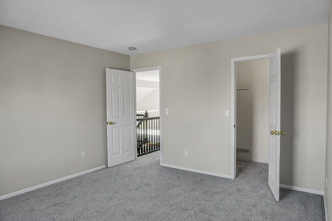 Building Photo - $2,695.00, 4 bed, 3.5 bath, located in Col...