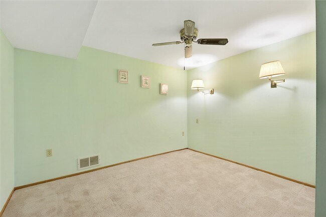 Building Photo - 15575 Clover Ridge Dr