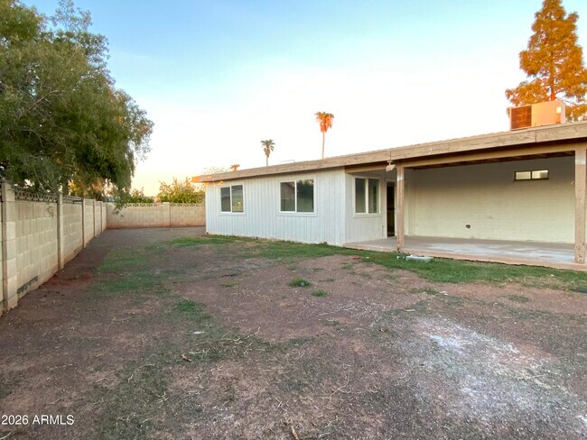 Building Photo - 2121 W Sequoia Dr