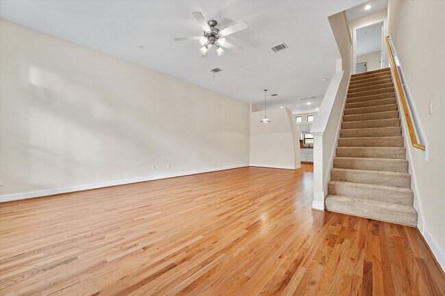 Building Photo - Welcome Home to Comfort and Convenience in the Heart of Houston!