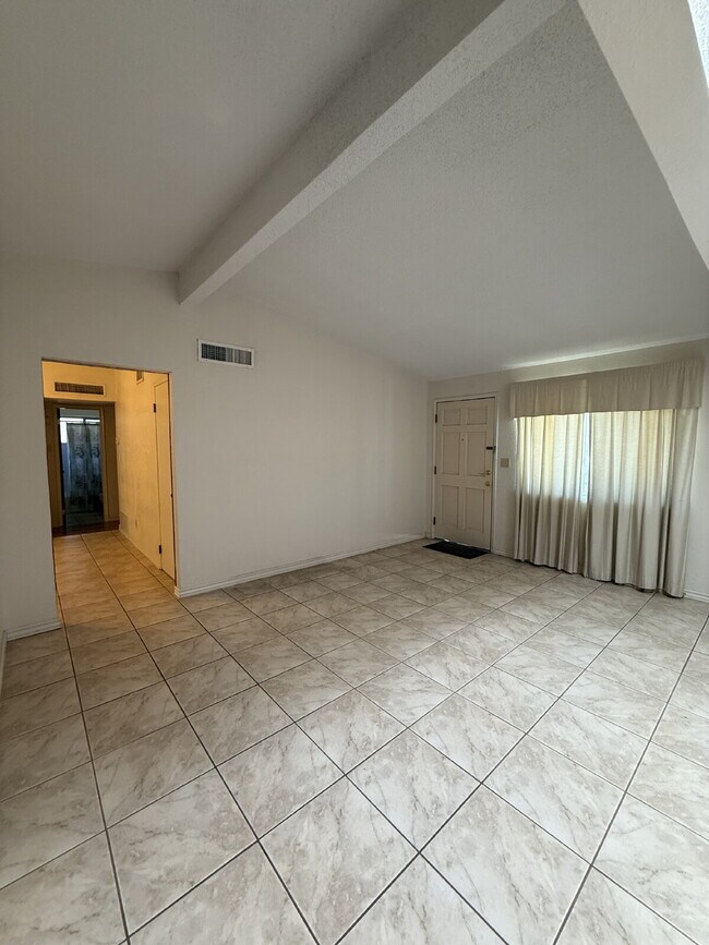 Building Photo - 10449 Chinaberry Dr