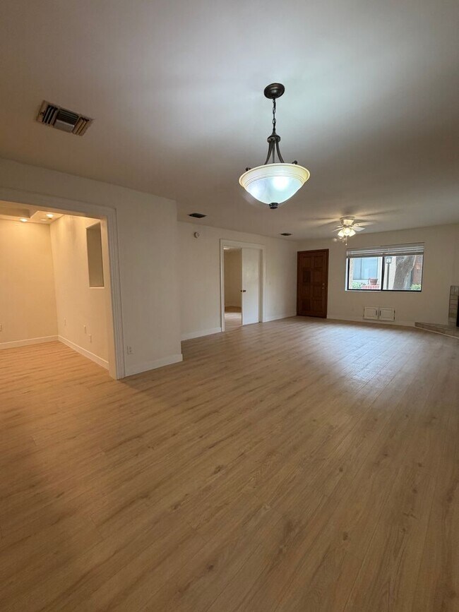 Building Photo - Stunning Midtown 2 Bedroom 2 Bath Townhome in Gated Community!