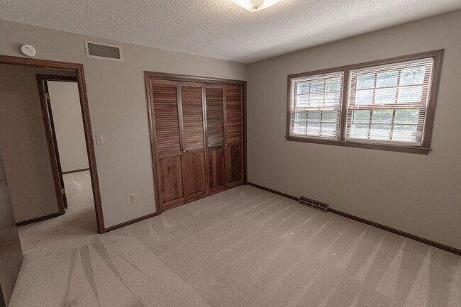Building Photo - 306 W Briarwood Ln