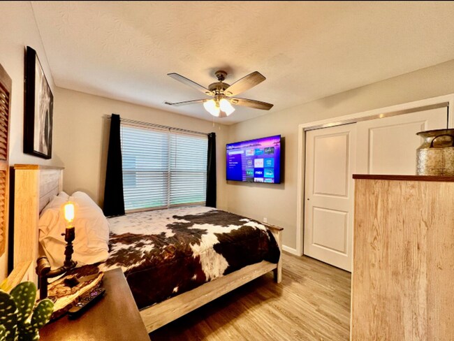 Building Photo - NEW Farmhouse Retreat Rustic decor and Cozy vibes!