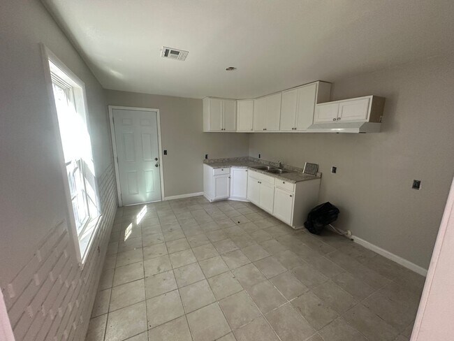 Building Photo - Cozy home in North Tulsa on a quiet street...