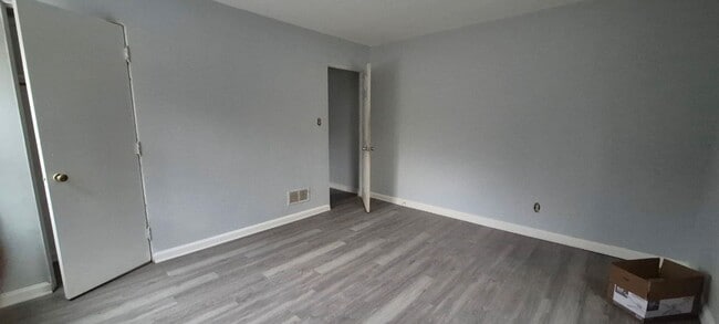 Building Photo - 210 N Cherrywood Ave