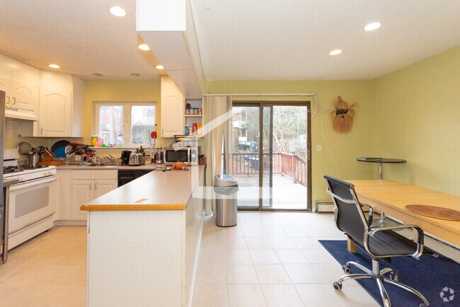Building Photo - 148 Thorndike St