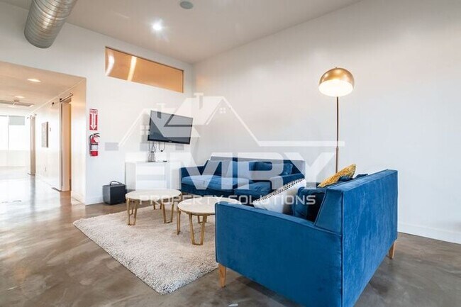 Building Photo - Prime Commercial Office Space Available Beverly Blvd Los Angeles