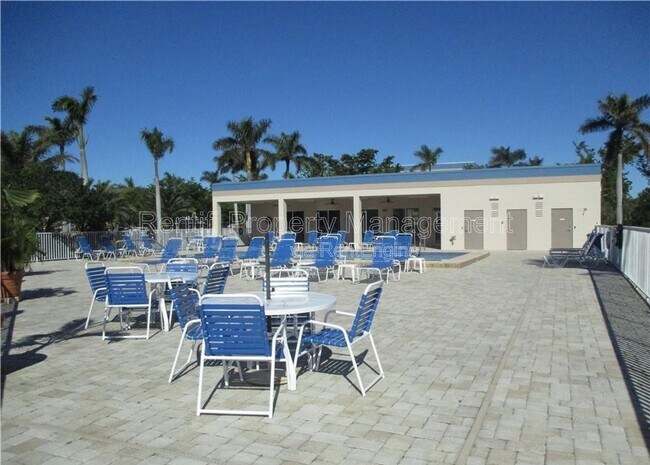 Building Photo - 14931 Park Lake Dr