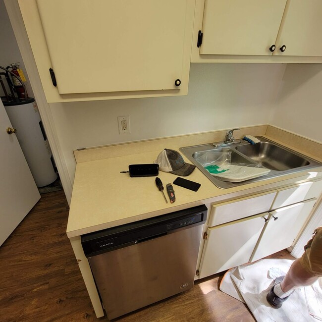 Building Photo - 2 bed 1.5 bath just remodeled