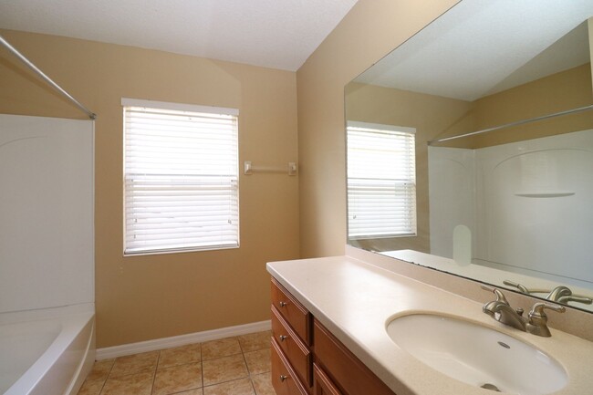 Building Photo - Townhomes in Wekiva Park 3/2.5/1 back up t...