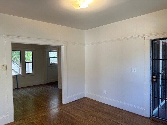 Building Photo - 423 49th St