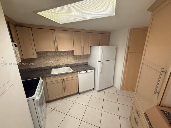 Building Photo - 801 Brickell Bay Dr