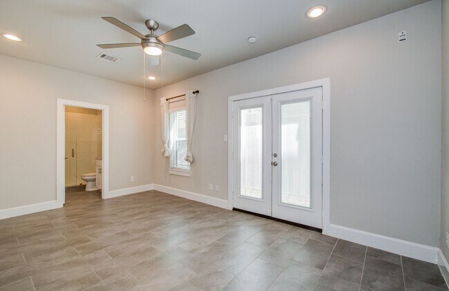 Building Photo - Beautiful 3-story House In the Heart of Ho...