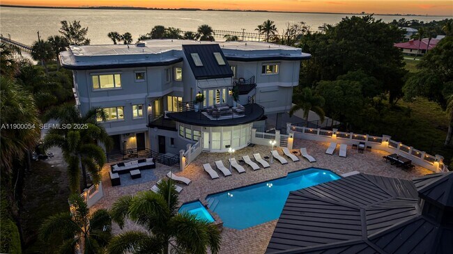 Building Photo - 2827 S Indian River Dr