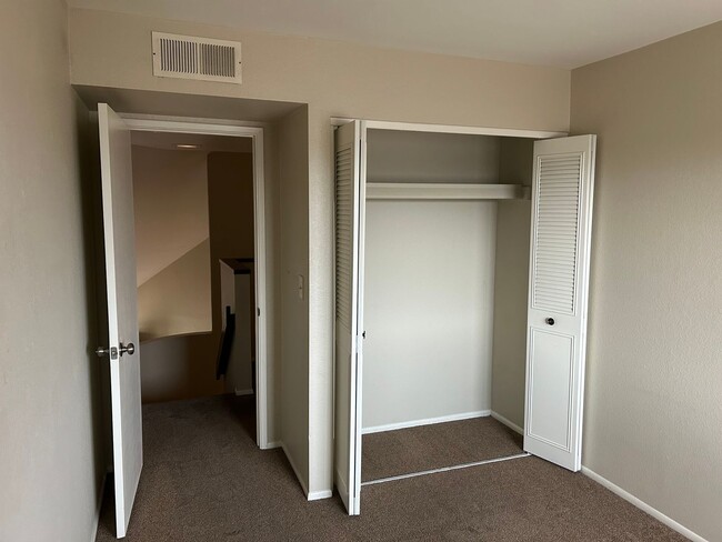 Building Photo - 2 bed + Bonus Room/Loft and 2 car garage