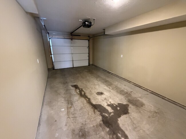 Building Photo - 202 Pineview Dr