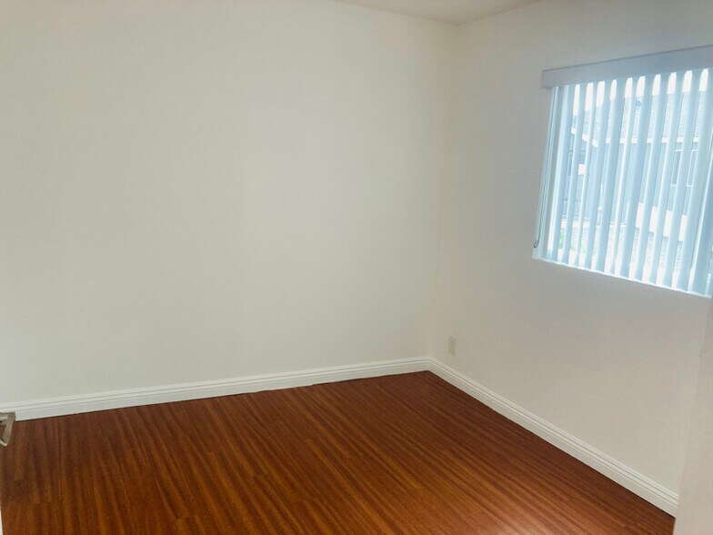 Building Photo - 924 Gaviota Ave