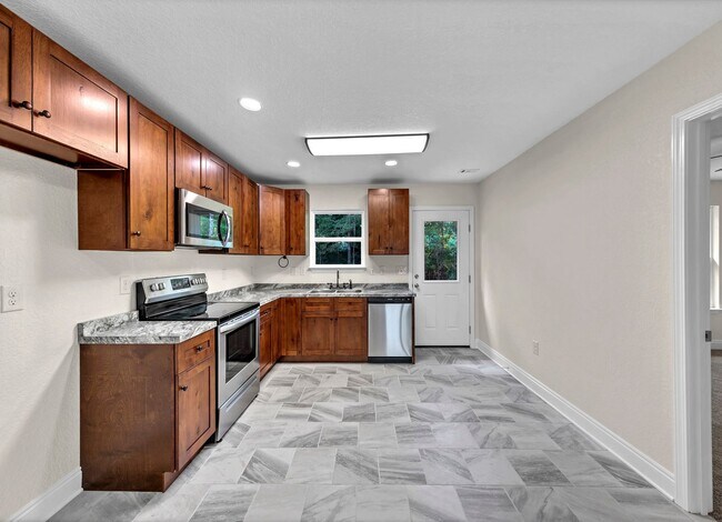 Building Photo - MOVE IN SPECIAL 1/2 off 1st months rent!!!!