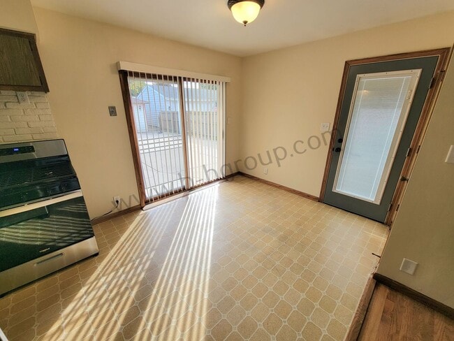 Building Photo - Great Location!