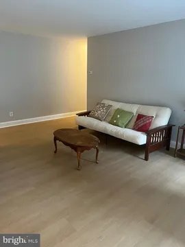 Building Photo - 3915 Lyndhurst Dr