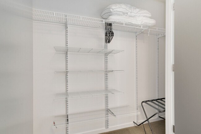 Building Photo - 913 10th Ave E