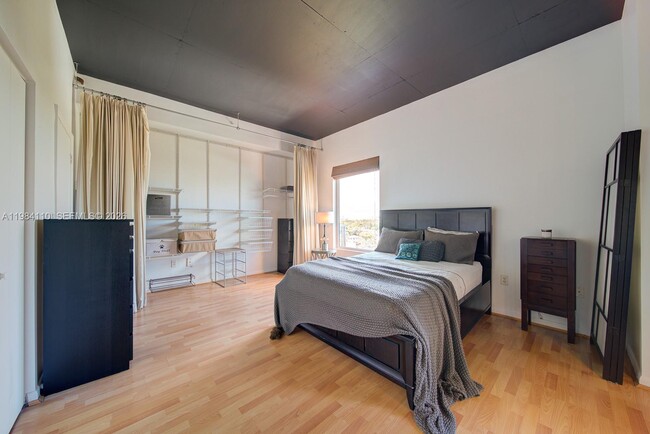 Building Photo - 10 SW South River Dr