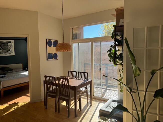 Building Photo - Charming 2BR Unit in Denver