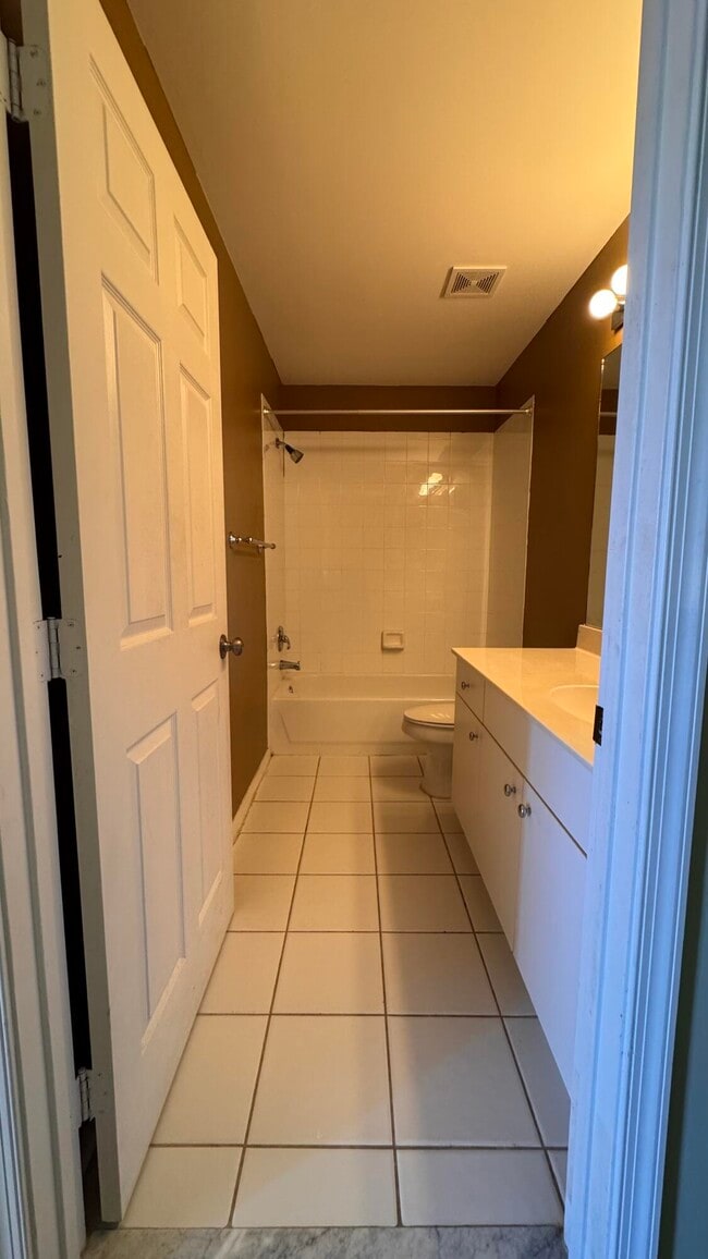 Building Photo - 6422 Park Lake Cir