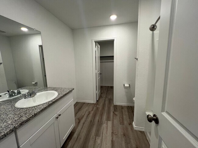Building Photo - Beautiful 4 bedroom, 2 bath in NBTX