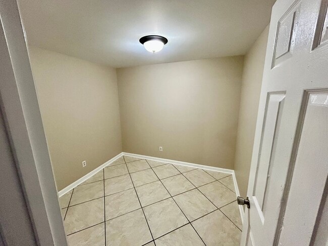 Building Photo - Newly Remodeled 4-Bedroom, 3-Bath with Fin...